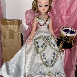 Madame Alexander’s Queen Elizabeth 21” Recessional Cissy Doll