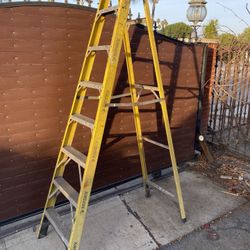 8’ HUSKY FIBERGLASS STEP LADDER
