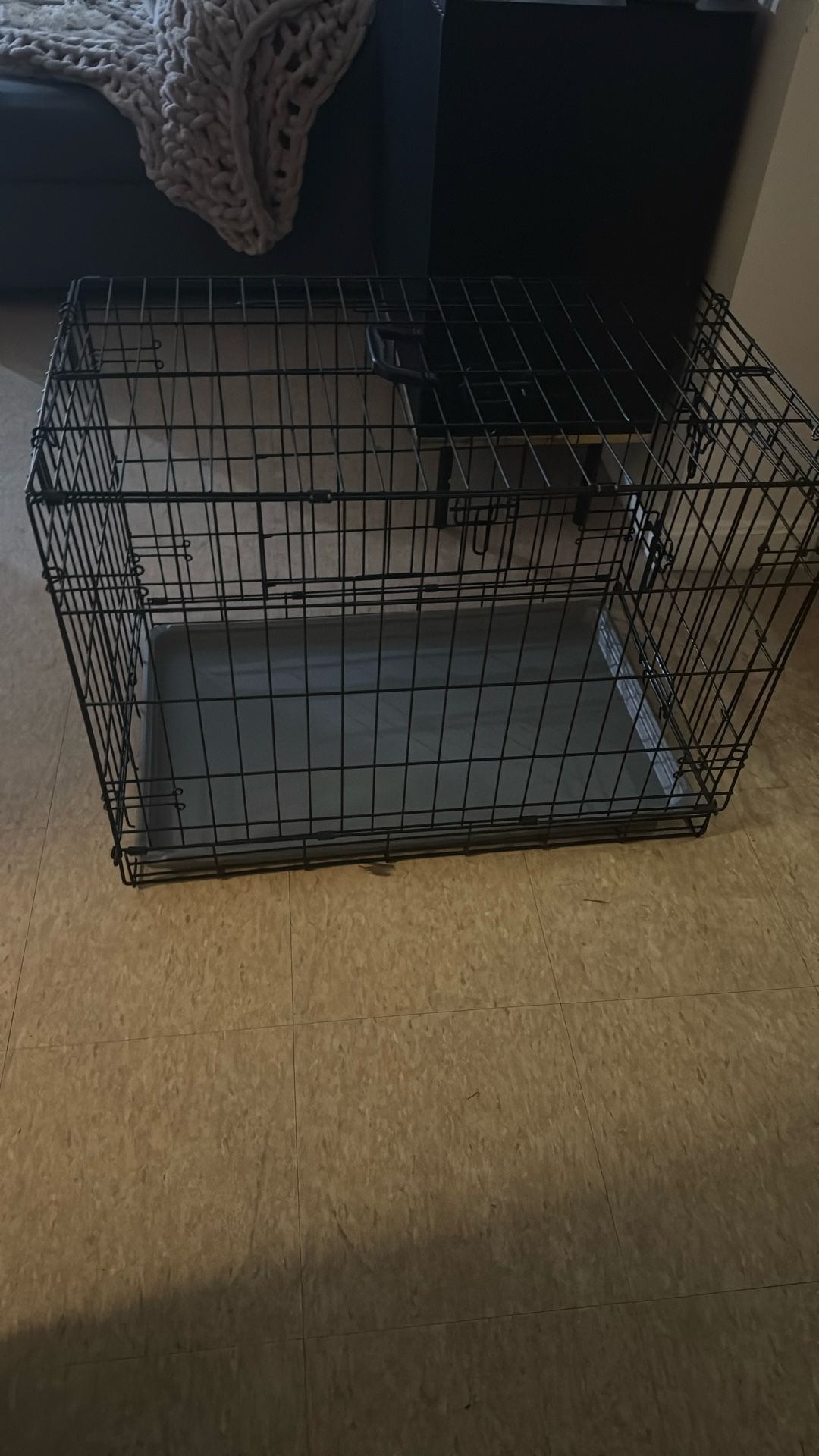 Medium-size dog crate with 2 doors