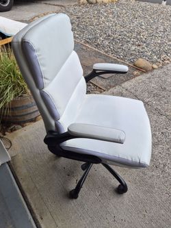 Modern WHITE Padded Adjustable DESK CHAIR-Excellent Condition!
