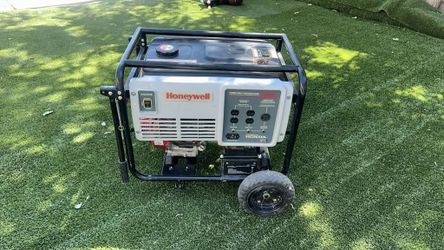 Honeywell 7000 Portable Power Generator By Honda Engine Black Metal  10 hours used