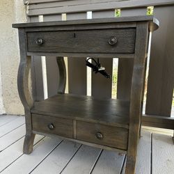 End Table with Outlet & USB – Excellent Condition!