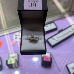 14kt 1.9 Grams Diamond Ring 