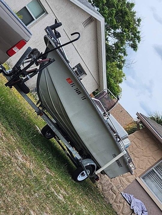 1550 Bandit Fiberglass Center Console Boat - 70hp Tohatsu 2stroke motor