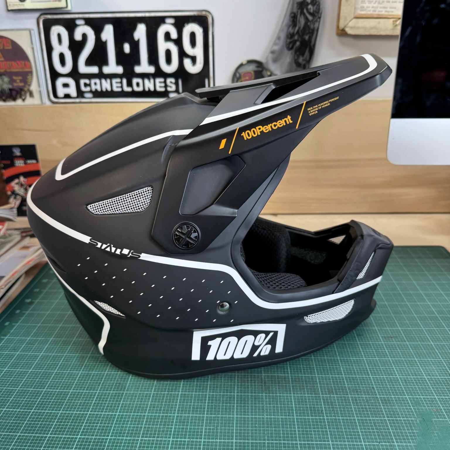 100 percent bike helmet 100% Status - Caltec/Gray FEATURES Smartshock Rotational Protective System (11 point) 100% Altis Helmet - C/E