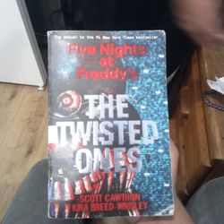FNAF BOOK (The Twisted Ones)