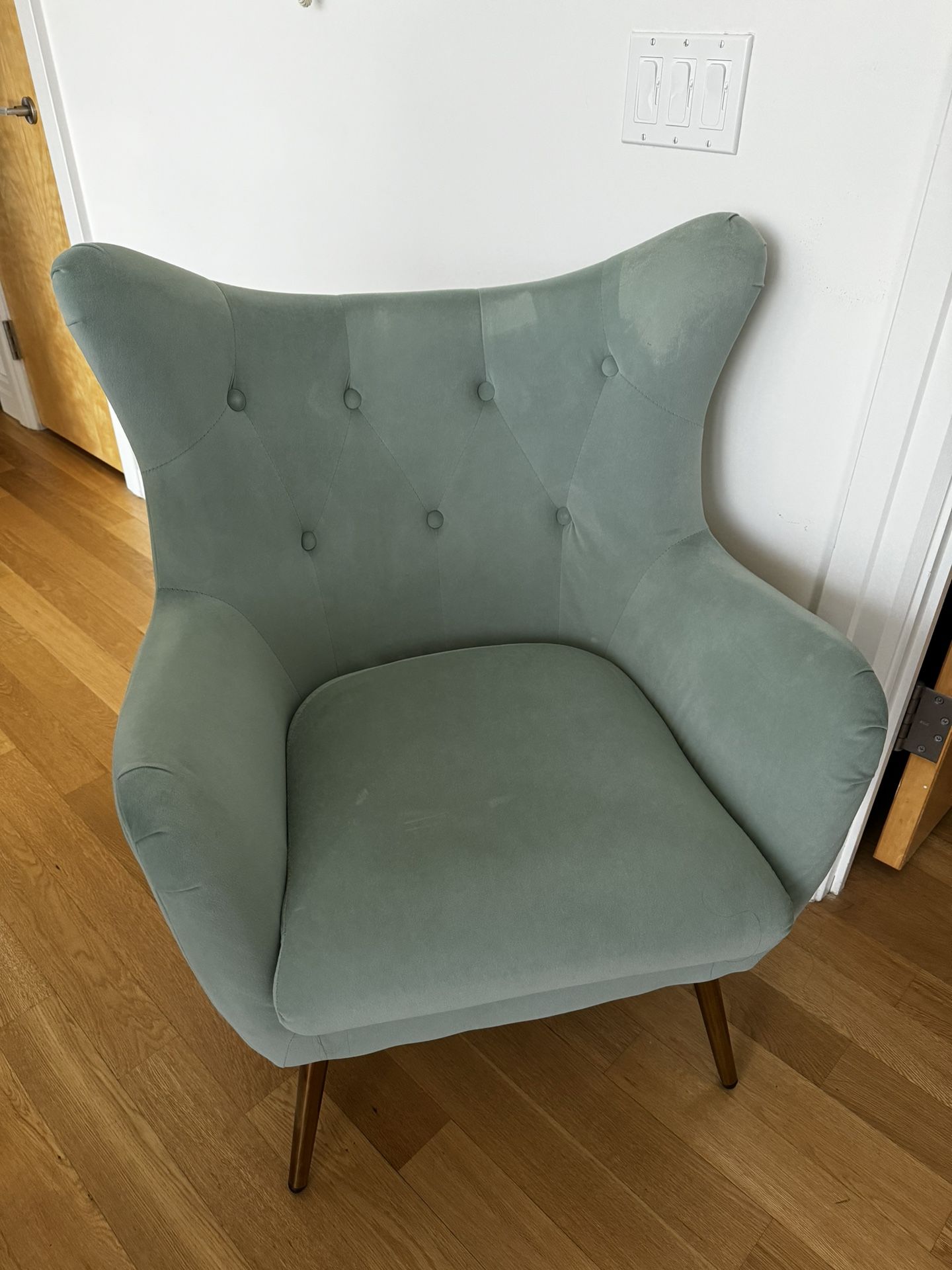 Wide Tufted Chair