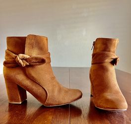 Fashion Boots: Size 6.5 Camel Ankle Boots 