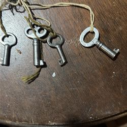 Set a four early 1900s  skeleton keys
