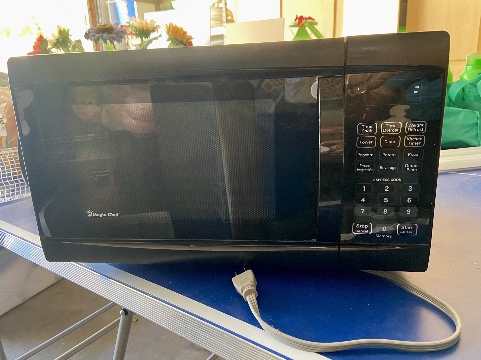 counter microwave - magic chef countertop microwave - excellent condition. Pick up at 67 ave and union hills