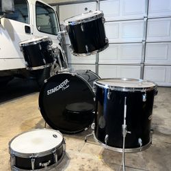   Fender Starcaster Black 5pc Drum set. 22,16,13,13,13 Yamaha snare. Used in great shape. Perfect starter kit!!