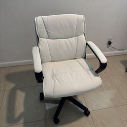 White Executive Office Chair – Cushioned Desk Chair