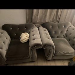 Chesterfield Velvet Tufted Couch With Diamonds ( Wayfair )