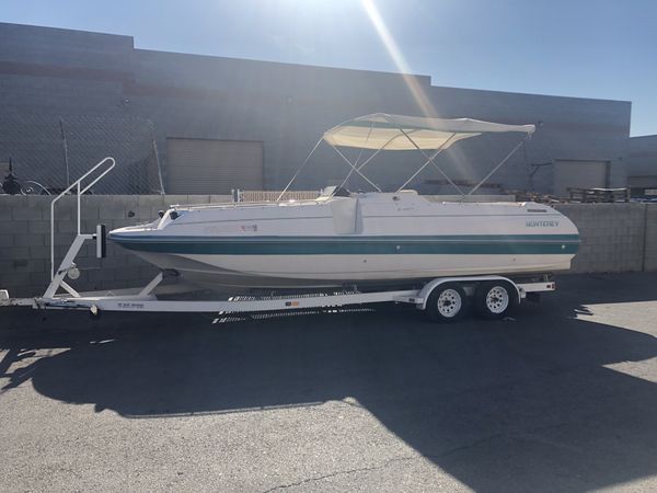 Deck boat
