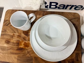 Crate & Barrel white dinner plates set (Porcelain)
