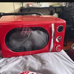 Galanz 0.7 Cu ft Retro Countertop Microwave Oven
