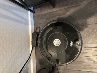 iRobot Roomba 600 Series Robot Vacuum with Charging Dock