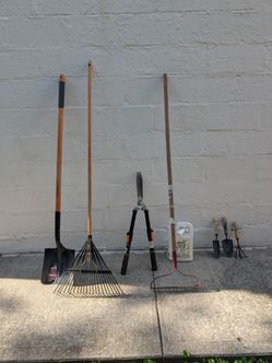Assortment of garden tools (different brands: Husky, Ames Eagle, Fiskar...)