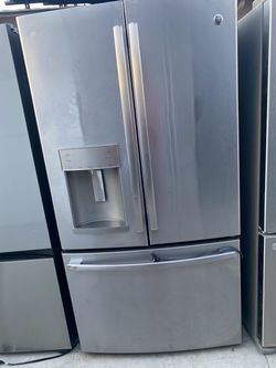 General Electric beautiful stainless steel refrigerator looks like new French door everything works perfectly first come first served