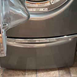 Whirlpool Duet Steam Washer and Dryer Pedestal set 