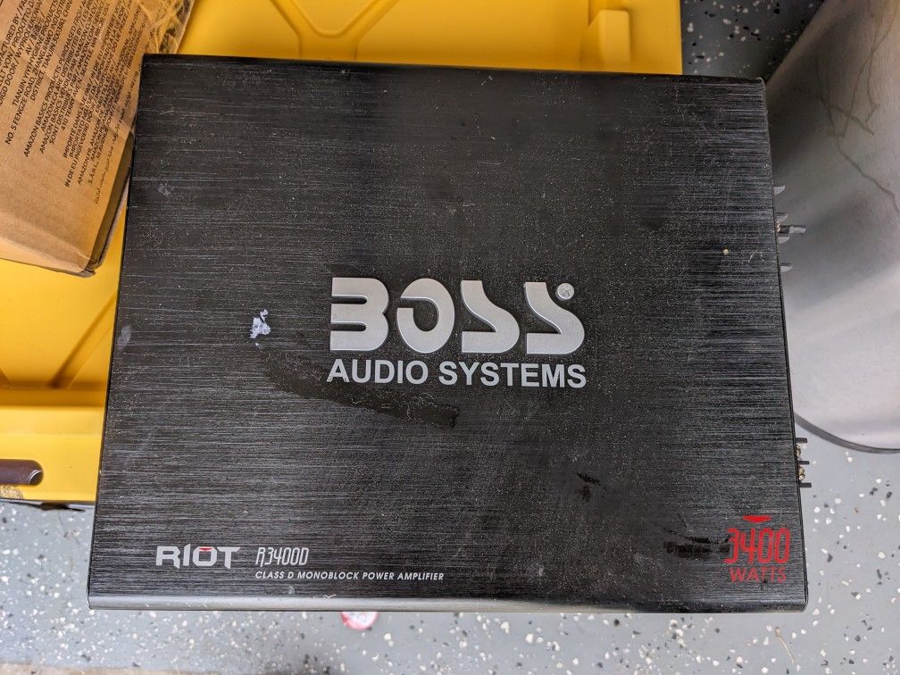 Boss 3400 Watt Amp
