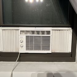 hOmeLabs Window Air Conditioner 5000 BTU - Easy Mechanical Control Compact AC Unit