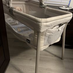 Beautiful Condition Chicco Baby Bassinet 