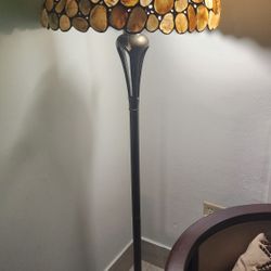 Vendo lámpara de piso en perfecto estado. Ideal para decoración clásica o rústica. La pantalla da una luz cálida muy bonita.
​Base de metal pesado (mu