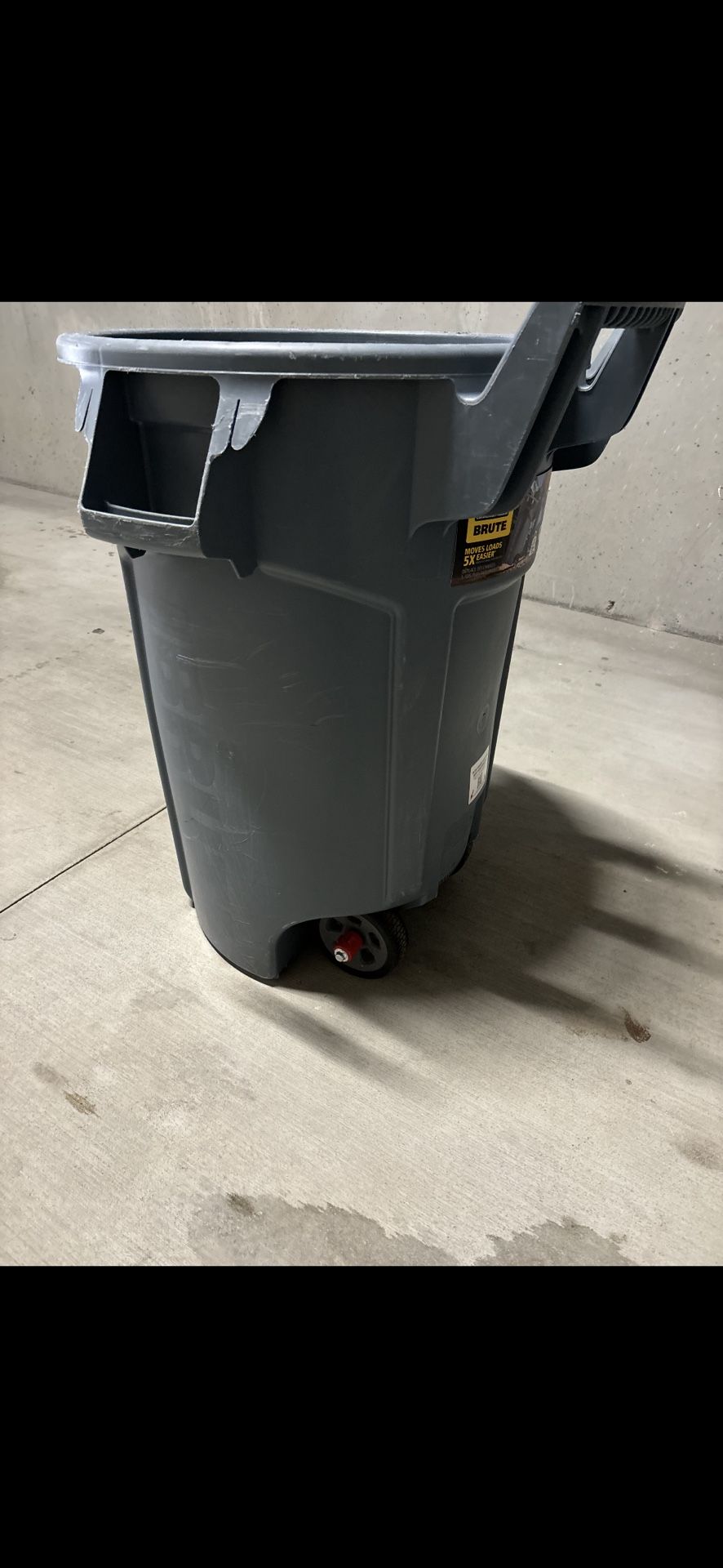 44 Gallon Wheeled Brute Trash Can