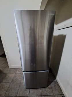 Insignia refrigerator 24 in. Wide 11.5 Cu. Ft. Bottom
