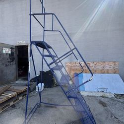 Rolling maintenance ladder