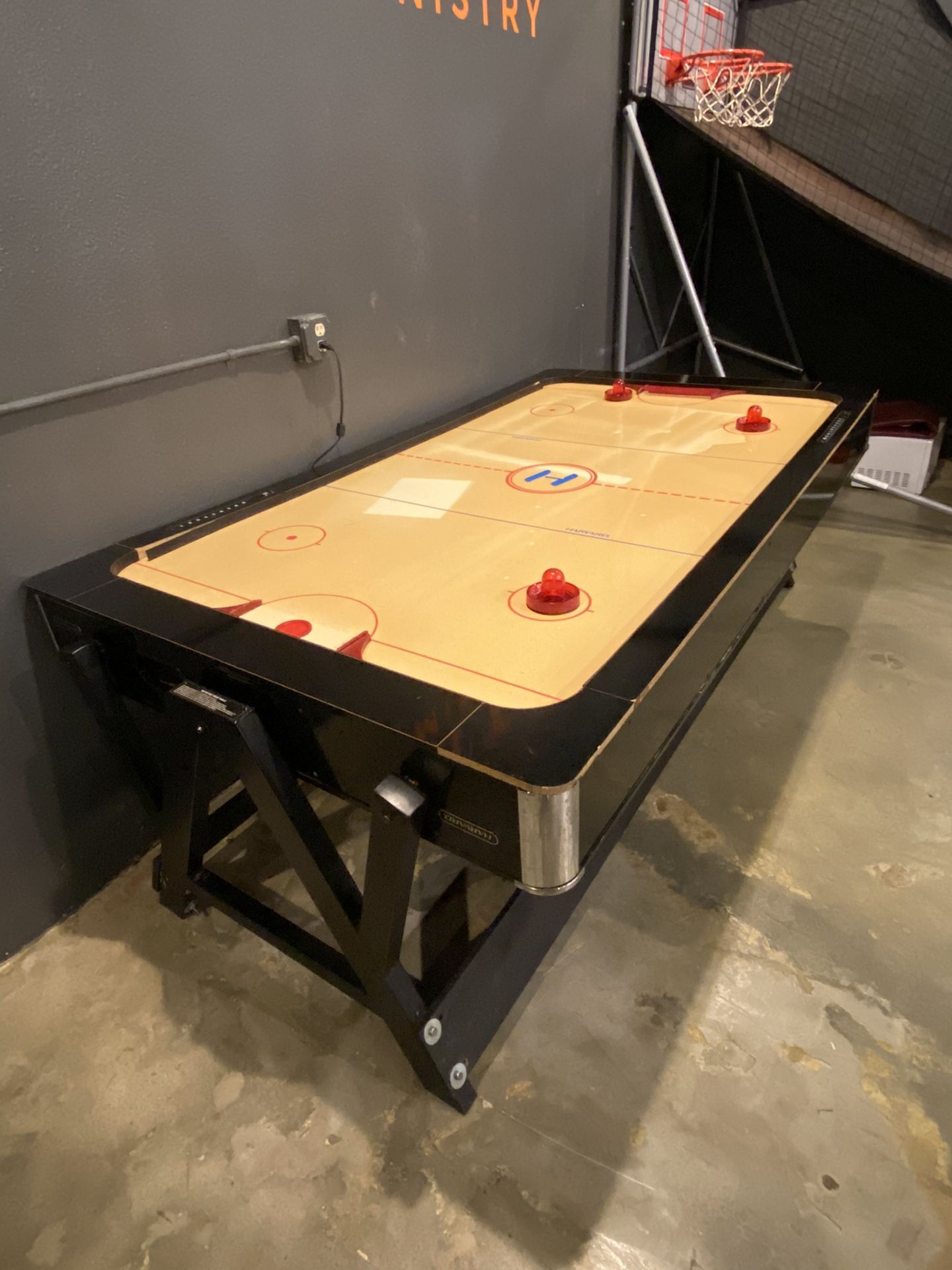 Air hockey table