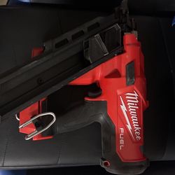 Milwaukee Fueled Nail Gun 21 Degrees And Milwaukee XC 6 High Output Battery 