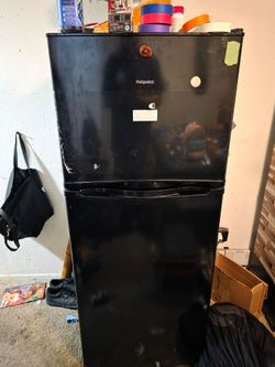 Hotpoint Black Top-Freezer Refrigerator