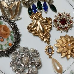 Antique Brooches And Pins 