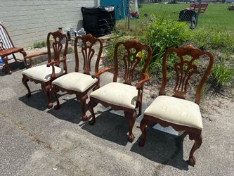 Four Chairs / Cuatro Sillas