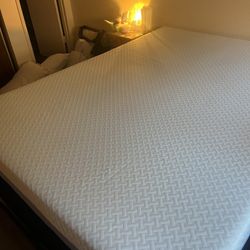 Queen mattress/boxspring/frame