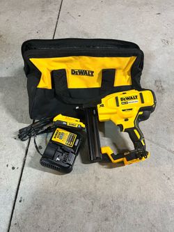 DEWALT 20V MAX XR Lithium-Ion Cordless 18-Gauge Narrow Crown Stapler Kit with 2.0Ah Battery, Charger and Contractor Bag