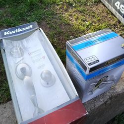 DOOR KNOB LOCK FIXTURES

-BRAND NEW UNOPENED 
-ASKING JUST 85 FOR THE PAIR OR BEST OFFER