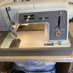 Singer Touch & Go Sewing Machine.  Loaded  With Extras .  Model 600 Ask ???’s