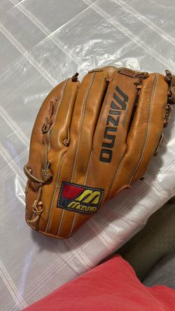 BASEBALL GLOVE