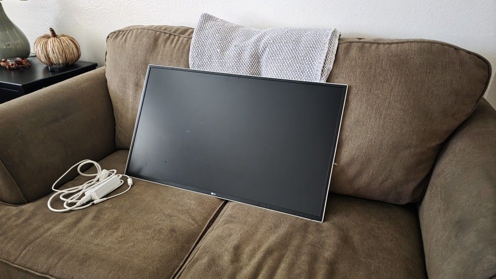 LG 32" QHD IPS Monitor (32QK500-C) – Great Condition – VESA Mount Included