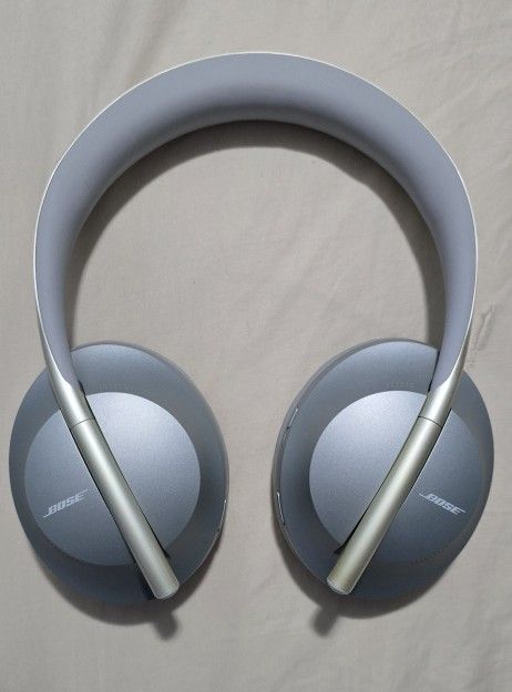 Bose Headphones 700. Silver. Noise Cancelling.