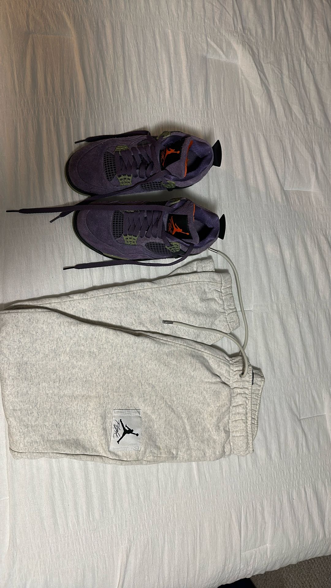 8.5 Jordan’s And Size Small Comfys 