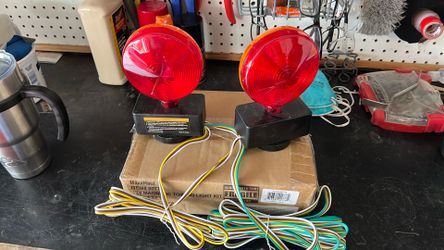 Magnetic towing lights