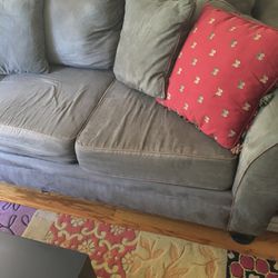 💕Couch Love Seat Coffee Table And 11 Pillows💕