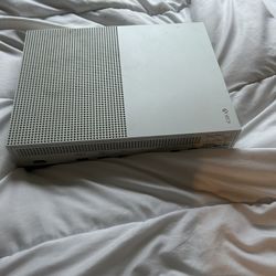 Xbox One S With Controller And Gaming Disc