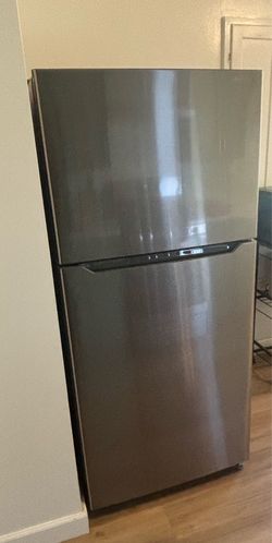 Insignia stainless Steel Refrigerator - 30 in. Wide 18 Cu. Ft.