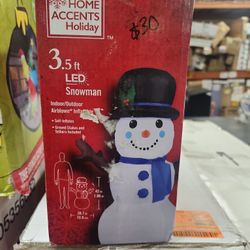 Home Accents Holiday 3.5ft LED Snowman Airblown Inflatable Yard Decor Christmas