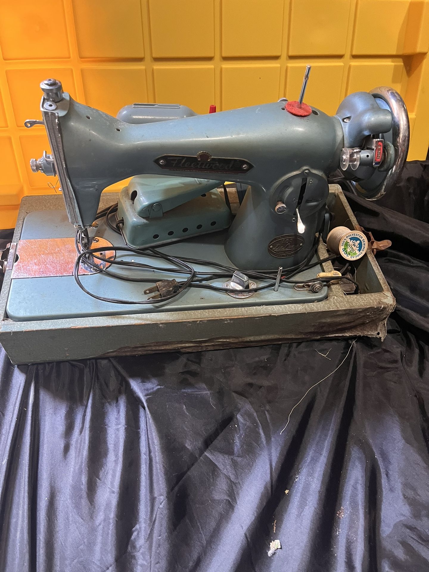 Vintage Fleetwood Deluxe Sewing Machine 